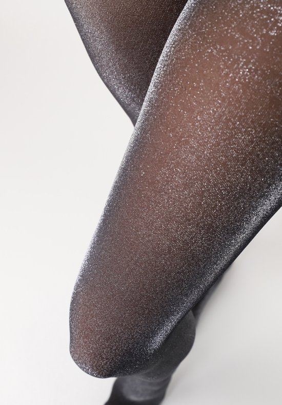 Close-up van een damespanty met subtiele zilverkleurige glitters.