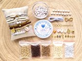 Zelf sieraden maken kralen pakket - Armbandjes - 4mm kraal met letterkralen, connector en gekleurd elastiek - Goud, oker, bruin, ivoor - Kinderen en volwassenen - DIY