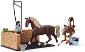 Schleich Horse Club Speelfigurenset - Wasplaats met Horse Club Emily & Luna - Kinderspeelgoed voor Jongens en Meisjes - 5 tot 12 jaar - 14 Onderdelen - 42438