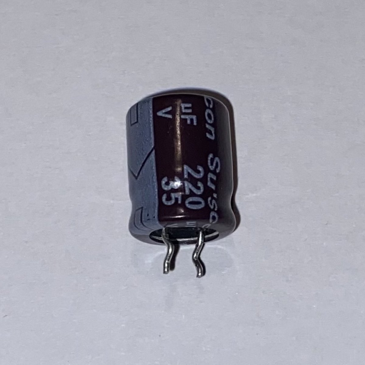 Su'scon Elektrolytische condensator 220uF/35V 10x13mm | 20 stuks
