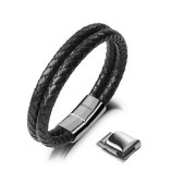 Dubbele zwarte gevlochten leren armband met zilverkleurige magnetische sluiting, met de sluiting ernaast.