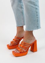 Sacha - Dames - Oranje satin sandalen met plateau hak - Maat 37