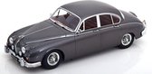 Het 1:18 gegoten modelauto van de Jaguar MKII 3.8 LHD uit 1959 in donkergrijs metallic. De fabrikant van het schaalmodel is KK Models. Dit model is alleen online verkrijgbaar