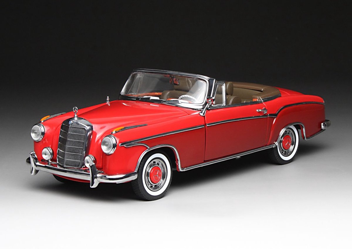 Het 1:18 gegoten model van de Mercedes-Benz 220SE Cabriolet Open uit 1960 in rood. De fabrikant van het schaalmodel is Sunstar. Dit model is alleen online verkrijgbaar