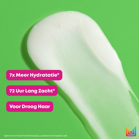 Gros plan d'une crème blanche avec un texte sur 7x plus d'hydratation et 72 heures de douceur pour cheveux secs.