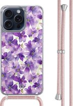 Casimoda® hoesje met rosegoud koord - Geschikt voor iPhone 15 Pro Max - Floral Violet - Afneembaar koord - TPU/polycarbonaat - Paars