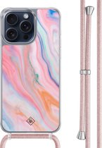 Casimoda® hoesje met rosegoud koord - Geschikt voor iPhone 15 Pro Max - Pink Glam - Afneembaar koord - TPU/polycarbonaat - Roze
