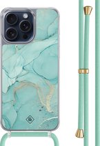 Casimoda® hoesje met mintgroen koord - Geschikt voor iPhone 15 Pro Max - Marmer mint groen - Afneembaar koord - TPU/polycarbonaat - Mint