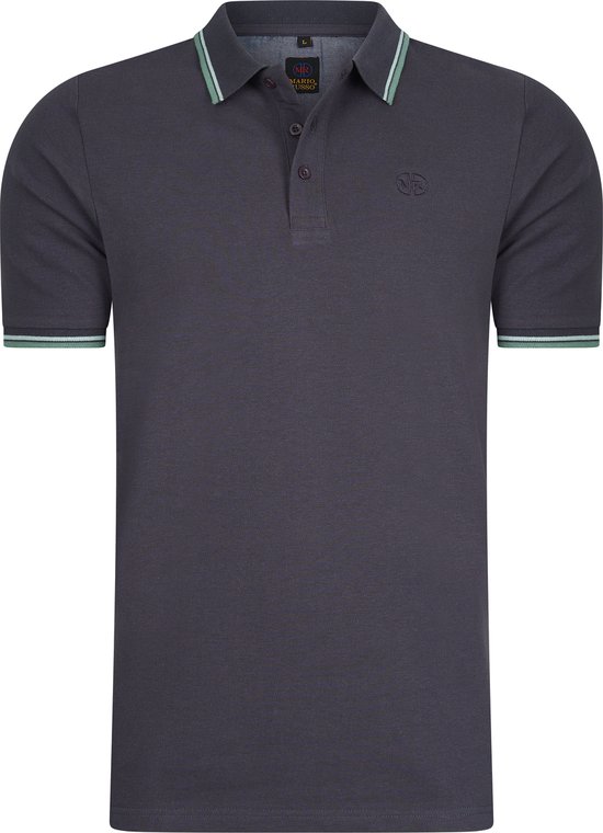 Antracietgrijs poloshirt met een geborduurd logo op de borst en groene en gele strepen op de kraag en mouwboorden.