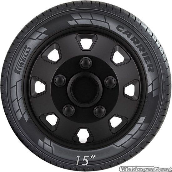 Een 15-inch zwarte wieldop met een mat zwarte afwerking, gemonteerd op een Pirelli CARRIER band.