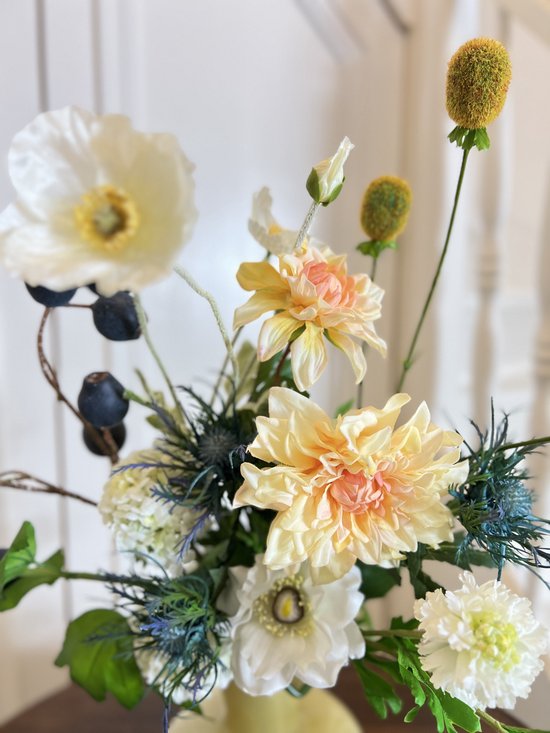 Beige vaas met zijden bloem boeket | Luxury Lifestyle Boutique