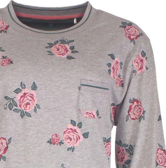 Detailopname grijs nachthemd met roze bloemenprint en borstzakje