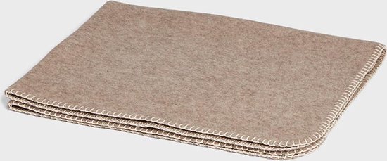 Beige wollen babydeken met witte stiksels, opgevouwen.