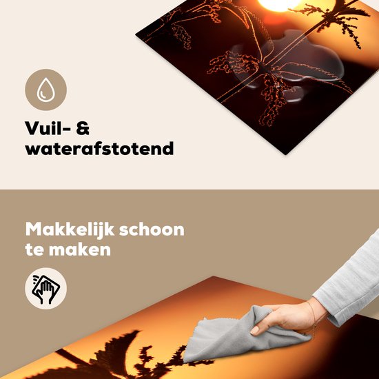 Een snijplank met een brandnetel in silhouet, met tekst over vuil- en waterafstotend en makkelijk schoon te maken.