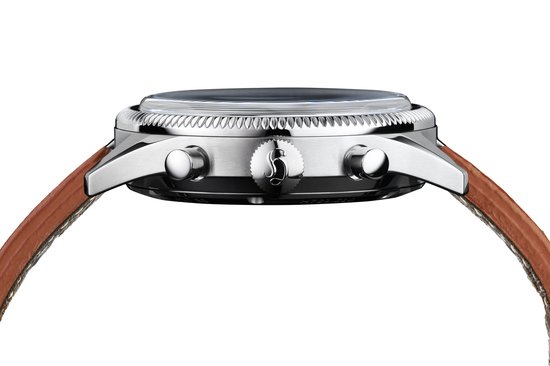 Zij-aanzicht van een zilverkleurig horloge met een gekartelde ring, een kroon met S-logo, en een lichtbruin leren bandje.