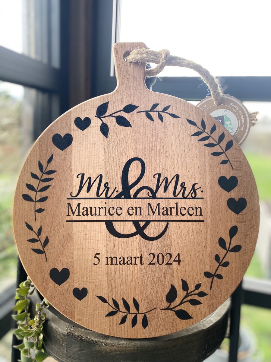 Creaties van Hier - Serveerplank - Getrouwd Mr en Mrs met Rand - Gepersonaliseerd Cadeau - Hout - 40 cm