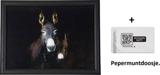 Zwart dienblad met een schilderij van twee ezels, inclusief een pepermuntdoosje.