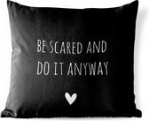 Tuinkussen - Engelse quote "Be scared and do it anyway" met een hartje tegen een zwarte achtergrond - 40x40 cm - Weerbestendig