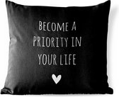 Sierkussen Buiten - Engelse quote "Become a priority in your life" met een hartje tegen een zwarte achtergrond - 60x60 cm - Weerbestendig
