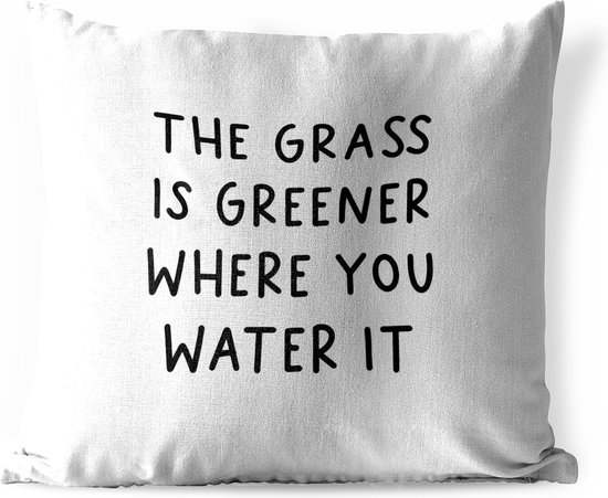 Tuinkussen - Engelse quote "The grass is greener where you water it" op een witte achtergrond - 40x40 cm - Weerbestendig