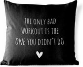 Sierkussen Buiten - Engelse quote "The only bad workout is the one you didn't do" tegen een zwarte achtergrond - 60x60 cm - Weerbestendig