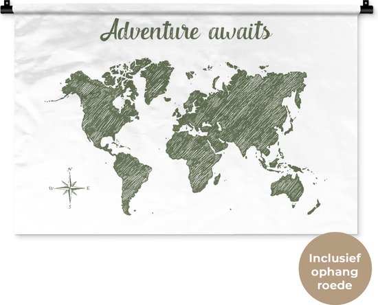 Wandkleed WereldkaartenKerst illustraties - Donkergroene wereldkaart met strepen en de quote Adventure awaits Wandkleed katoen 90x60 cm - Wandtapijt met foto