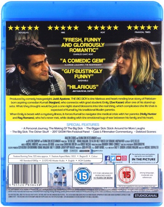 Man en vrouw kijken elkaar aan, "The Big Sick" staat groot op het scherm.