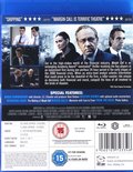 De cast van "Margin Call" staat voor een stadsgezicht met hoge gebouwen.