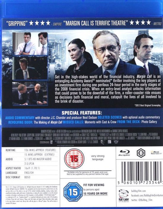 De cast van "Margin Call" staat voor een stadsgezicht met hoge gebouwen.