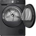 Zwarte Hisense warmtepompdroger met open deur. De transparante deur is naar rechts geopend en toont de metalen trommel.