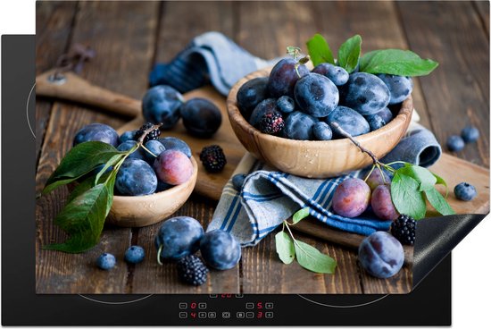 KitchenYeah® Inductie beschermer 81x52 cm - Kleurrijke vertoning van pruimen in houten kom - Kookplaataccessoires - Afdekplaat voor kookplaat - Inductiebeschermer - Inductiemat - Inductieplaat mat