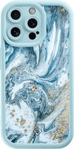 Casimoda® hoesje - Geschikt voor iPhone 15 Pro Max - Marble Sea - Effen telefoonhoesje met lensbescherming - TPU - Backcover - Blauw