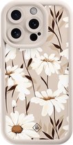 Casimoda® hoesje - Geschikt voor iPhone 13 Pro - In Bloom - Effen telefoonhoesje met lensbescherming - TPU - Backcover - Bruin/beige