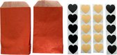 20 Rode papieren craft zakjes 7,5 x 12 cm en 10 Zwarte en 10 Beige/Naturel hartjes stickers 2,5 cm