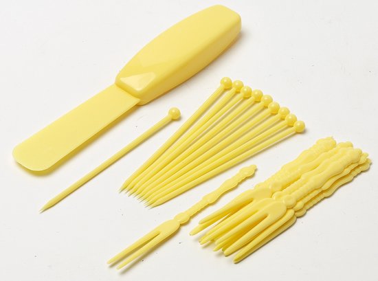 Gele fondueprikkers en vorkjes.