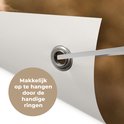 Close-up van een oogje en de witte rand van een tuinposter.