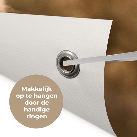 Close-up van een oogje en de witte rand van een tuinposter.