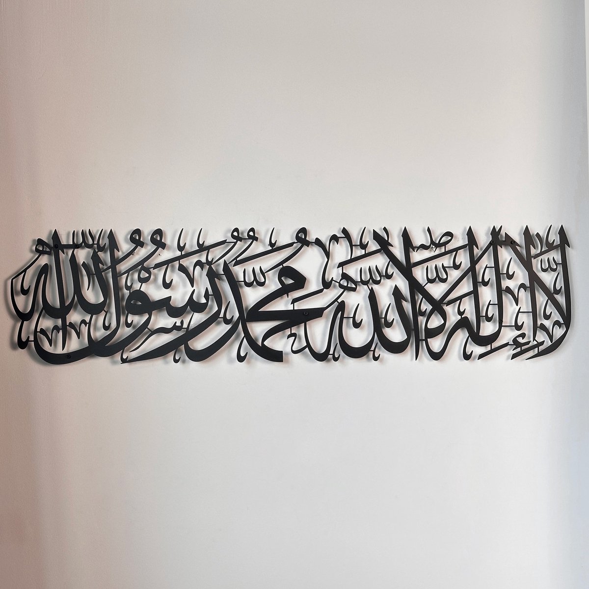 IWA Concept - Islamitische producten - Cadeau - Ramadan - Cadeau voor Ramadan - Wanddecoratie - Eerste Kalima La ilaha illallah... Islamitische Muurkunst - Unieke Koran Vers Muurdecoratie - Cadeau voor moslims - Zwart 99 cm