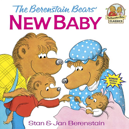 De Berenstain Bears: Nieuwe Baby cover. De Berenstain familie kijkt naar een baby in een roze deken. Met 'The Berenstain Bears' CLASSICS' logo.