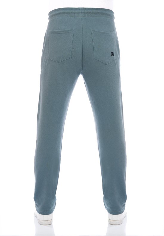 Achterkant van een man in donkergroene joggingbroek met twee zakken.