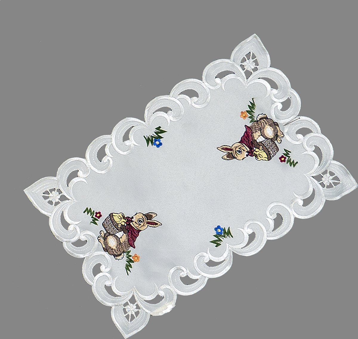 Tafelloper - Pasen - Satijnlook- Creme kleurig met konijnen, mand, gieter en eieren - 30 x 45 cm