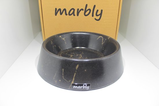 Zwarte marmeren voerbak met gouden spetters en Marbly logo.