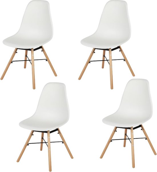 Quatre chaises de salle à manger blanches avec pieds en bois et base en métal.