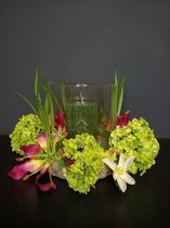 Zijde bloemen met windlicht | Cadeau voor vrouw | Pasen | Moederdag | Glazen windlicht met groene kaars 8 cm | Afmeting windlicht geheel 24x20x15