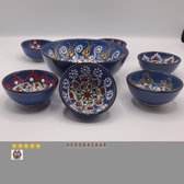 Handgemaakte set van 7 (1 grote 6 kleine) Anatolische keramische kommen - Levendige blauwe kleuren - Snacks, koekjes, soepen, salades - Rijkelijk versierd met typische Anatolische ontwerpen - Cultureel erfgoed -