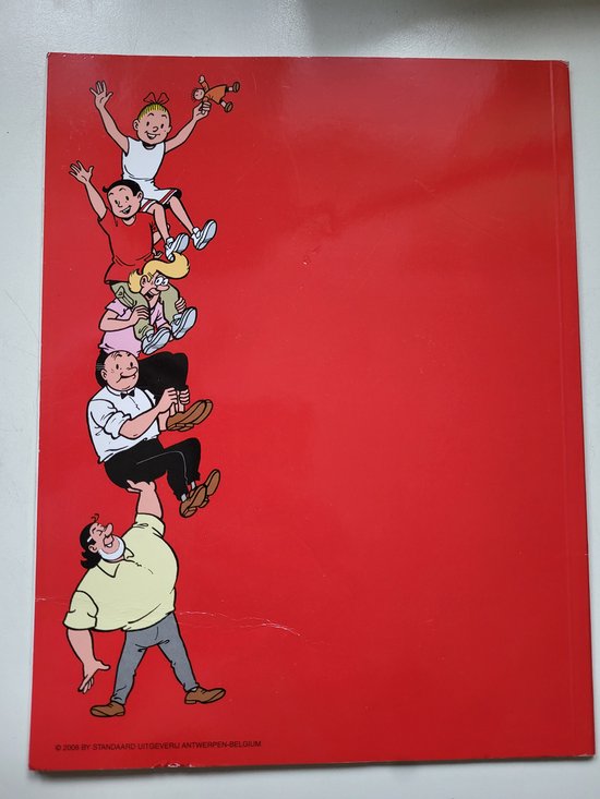 De achterkant van een rood boek met een illustratie van een cartoonfamilie die op hun rug ligt. De tekst '2008 BY Standaard Uitgeverij Antwerpen BELGIUM' staat op de rechteronderhoek.