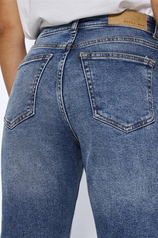 Detail van de achterkant van een blauwe stonewashed jeans. De jeans heeft een rechte pasvorm.