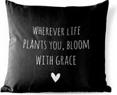 Tuinkussen - Engelse quote "Wherever life plants you, bloom with grace" op een zwarte achtergrond - 40x40 cm - Weerbestendig