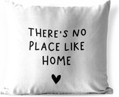 Sierkussen Buiten - Engelse quote "There is no place like home" met een hartje tegen een witte achtergrond - 60x60 cm - Weerbestendig