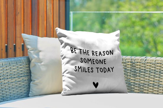 Buitenkussen - Engelse quote "Be the reason someone smiles today" met een hartje tegen een witte achtergrond - 45x45 cm - Weerbestendig